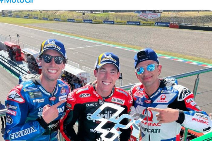 Pembalap Aprilia Racing, Aleix Espargaro (tengah) menjadi pemenang balapan seri ketiga MotoGP Argentina 2022 di Sirkuit Termas de Rio Hondo, Senin (4/4/2022) dini hari. 