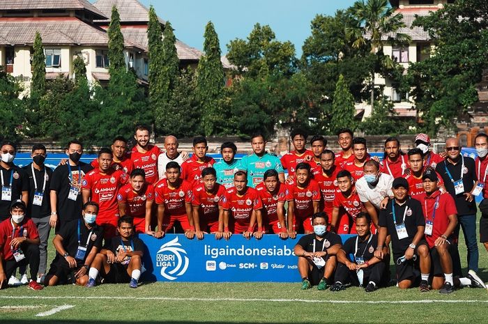 Pemain, pelatih, dan ofisial tim Persija Jakarta.