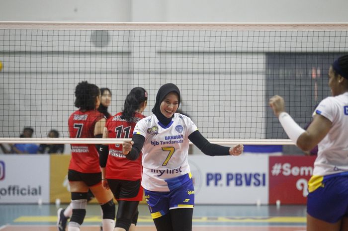 Pebola voli putri Indonesia, Nandita Ayu Salsabila (nomor 7) salah satu pemain yang dipanggil untuk memperkuat Indonesia pada SEA Games 2021 yang digelar tahun ini di Vietnam.