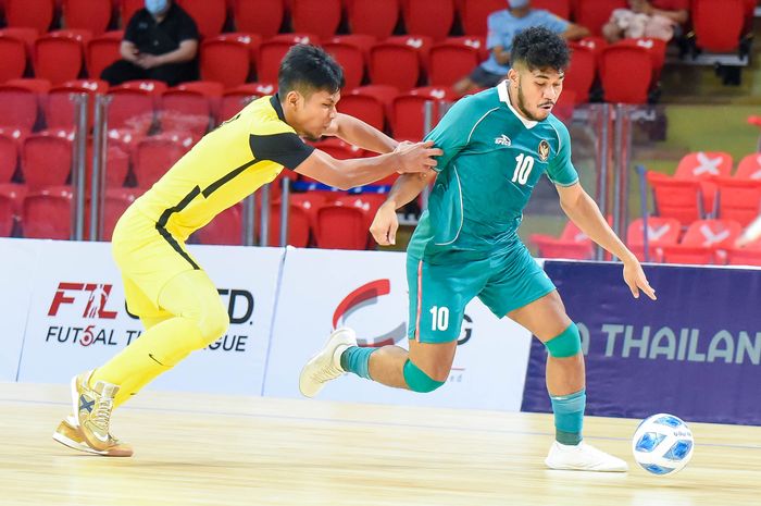 Pemain timnas futsal Indonesia berebut bola dengan pemain Malaysia pada laga kedua Piala AFF Futsal 2022.