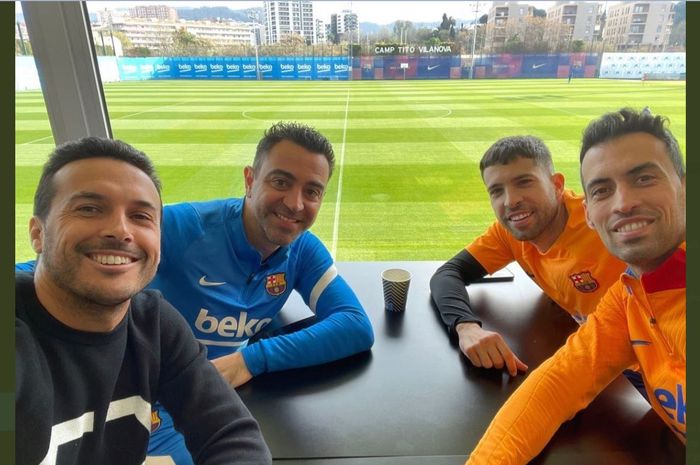 Pedro Rodriguez (kiri depan) berfoto dengan Xavi Hernandez, Jordi Alba, dan Sergio Busquets di tempat latihan Barcelona.