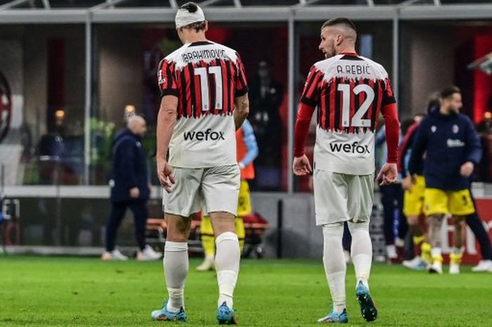 Zlatan Ibrahimovic dan Ante Rebic meninggalkan lapangan dengan lesu usai laga AC Milan vs Bologna berakhir seri di San Siro (4/4/2022).