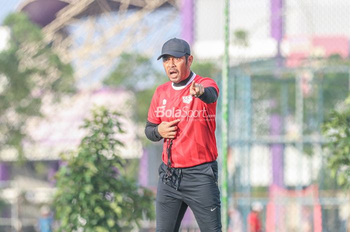 Pelatih Dewa United, Nil Maizar, saat memberikan intruksi kepada para pemainnya di Lapangan Luar Stadion Indomilk Arena, Tangerang, Banten, 6 April 2022.