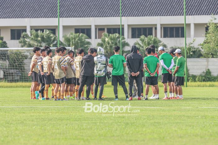 Skuat Dewa United sedang briefing dalam latihannya di Lapangan Luar Stadion Indomilk Arena, Tangerang, Banten, 6 April 2022.