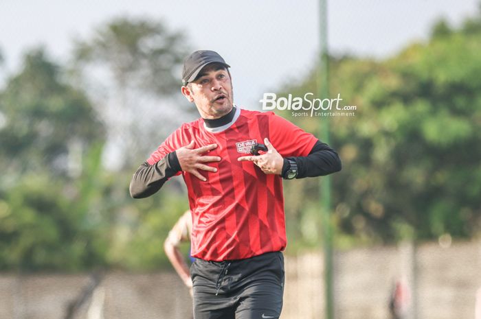 Pelatih Dewa United, Nil Maizar, saat memberikan intruksi kepada para pemainnya di Lapangan Luar Stadion Indomilk Arena, Tangerang, Banten, 6 April 2022.