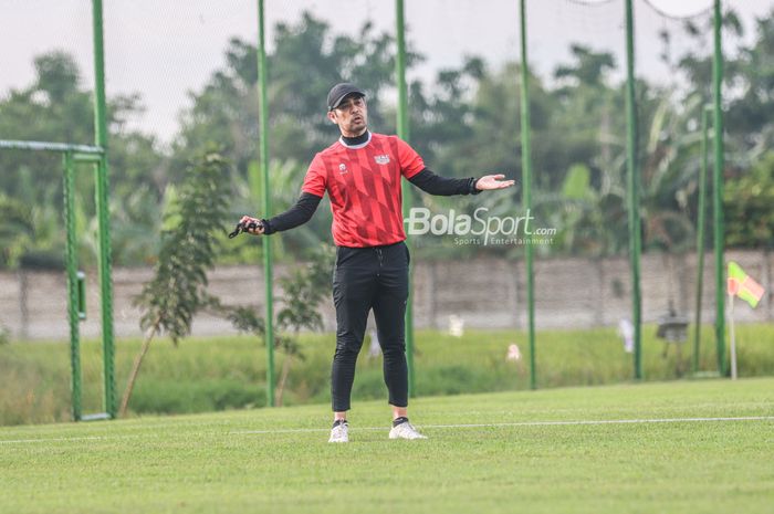Pelatih Dewa United, Nil Maizar, saat memberikan intruksi kepada para pemainnya di Lapangan Luar Stadion Indomilk Arena, Tangerang, Banten, 6 April 2022.
