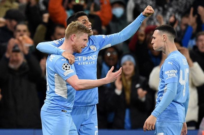 Gelandang Manchester City, Kevin de Bruyne, merayakan gol ke gawang Atletico Madrid pada leg pertama perempat ifnal Liga Champions, Selasa (5/4/2022).