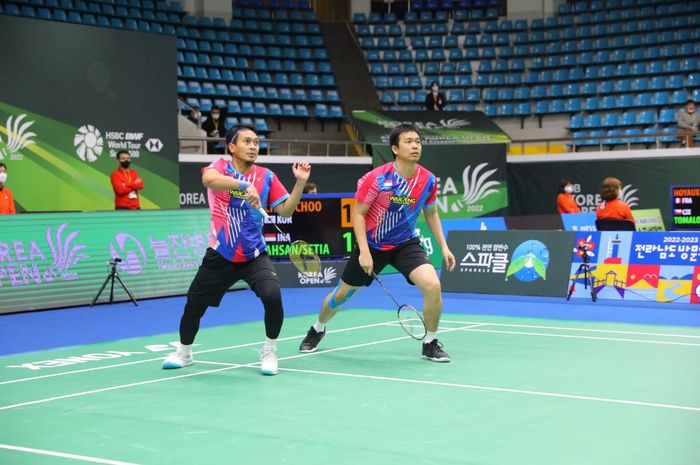 Pasangan ganda putra Indonesia, Mohammad Ahsan/Hendra Setiawan, saat tampil pada babak 32 besar di Korea Open 2022 pada Rabu (6/4/2022).