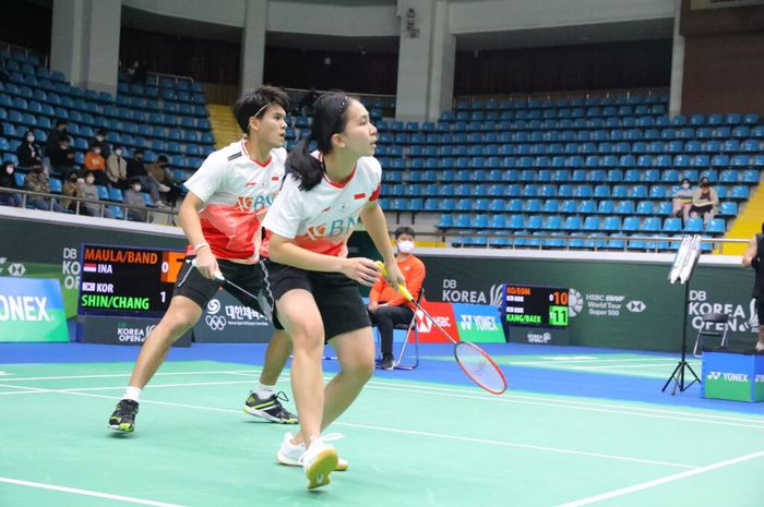 Ganda campuran Indonesia, Adnan Maulana/Mychelle Crhystine Bandaso saat melawan wakil tuan rumah Shin Tae-yang/Chang Ye-na di babak kedua Korea Open 2022, Palma Indoor Stadium, Suncheon, Korea Selatan, Kamis (7/4/2022).