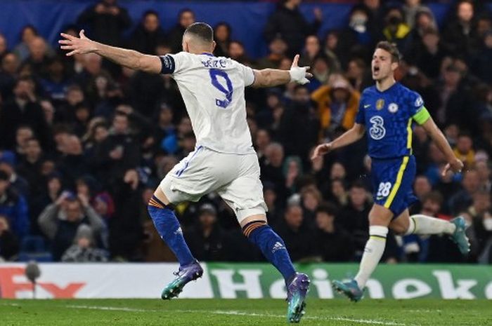 Striker Real Madrid, Karim Benzema, merayakan gol ke gawang Chelsea dalam laga leg pertama perempat final Liga Champions di Stadion Stamford Bridge, Rabu (6/4/2022).