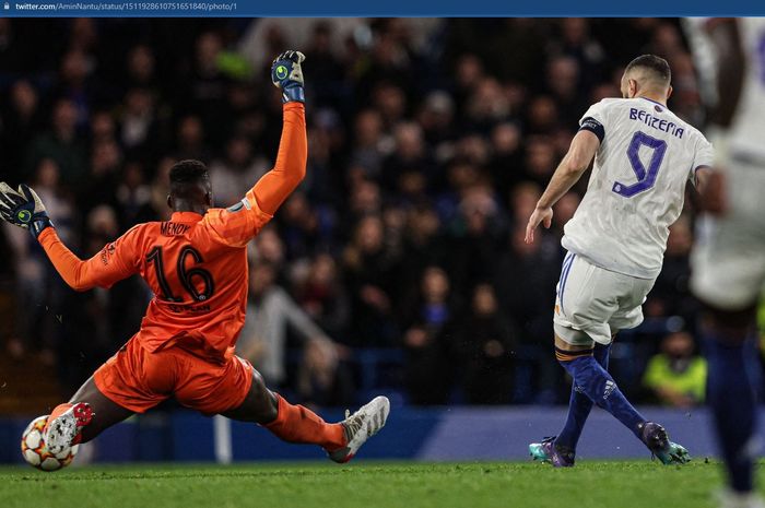 Momen blunder fatal kiper Chelsea, Edouard Mendy, yang buat Karim Benzema leluasa mencetak gol pada leg pertama perempat final Liga Champions 2021-2022 di Stamford Bridge.