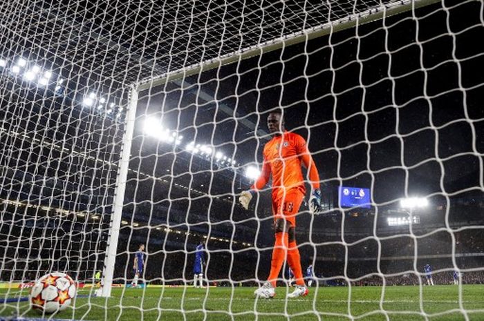 Edouard Mendy kebobolan oleh gol Karim Benzema dalam duel Liga Champions antara Chelsea vs Real Madrid di Stamford Bridge, London (6/4/2022).