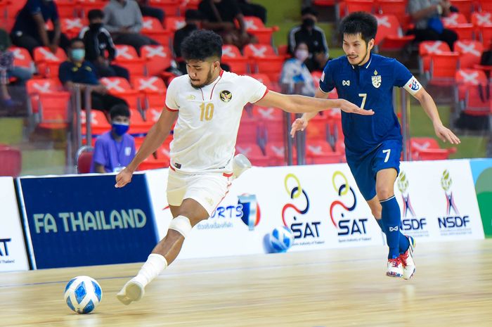 Duel Evan Soumilena (Indonesia) dengan Kritsada Wongkaeo (Thailand) di laga ketiga grup A Piala AFF Futsal 2022