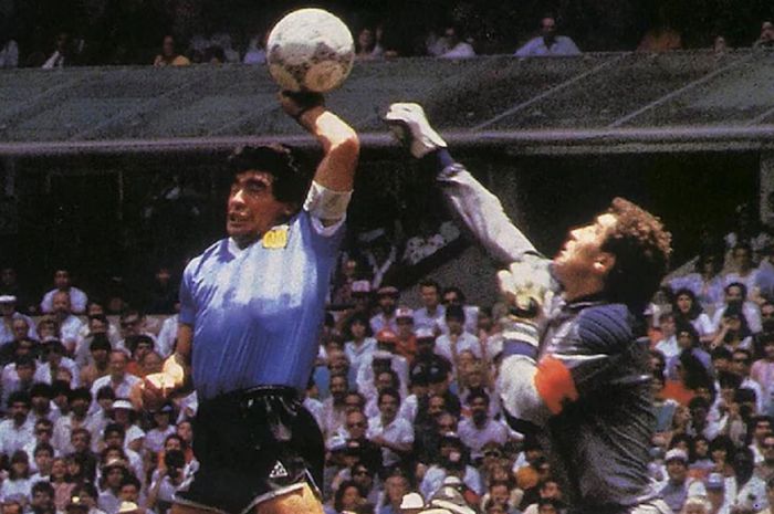 Kaus Gol Tangan Tuhan Maradona yang dilelang sangat mahal menimbulkan polemik.