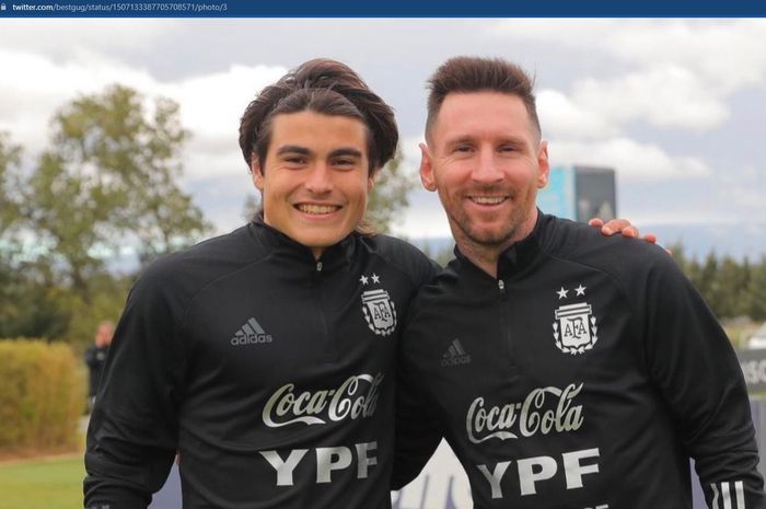 Luka Romero berfoto bersama Lionel Messi dalam sesi latihan timnas Argentina di jeda internasional.