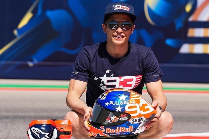 Marc Marquez saat pamer helm spesial buat MotoGP Amerika 2022 ala Captain Amerika.