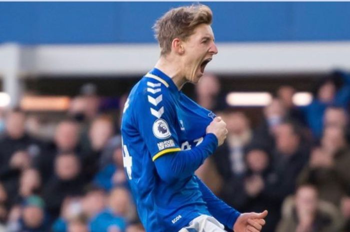 Winger Everton, Anthony Gordon, merayakan gol ke gawang Manchester United pada pekan ke-32 Liga Inggris 2021-2022 di Stadion Goodison Park, Sabtu (9/4/2022) waktu setempat.