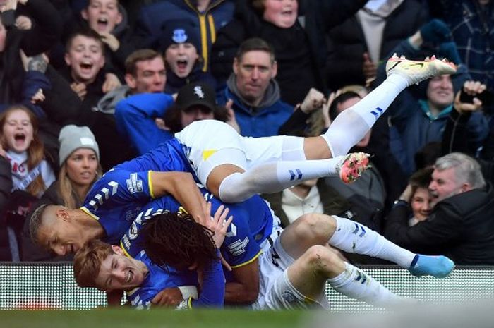 Para pemain Everton merayakan gol ke gawang Manchester United pada duel Liga Inggris di Goodison Park, Liverpool (9/4/2022).