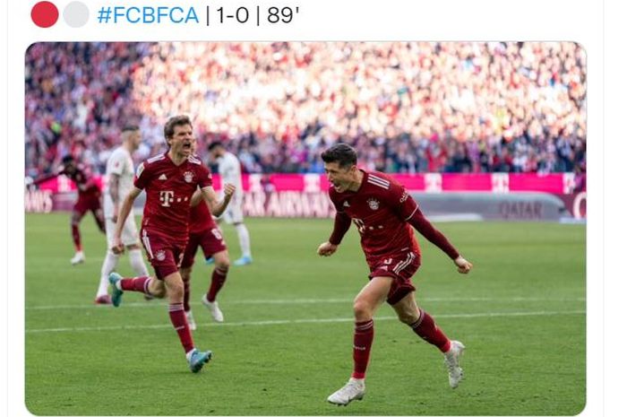 Robert Lewandowski merayakan gol Bayern Muenchen ke gawang Ausburg dalam lanjutan Bundesliga di Allianz Arena (9/4/2022).