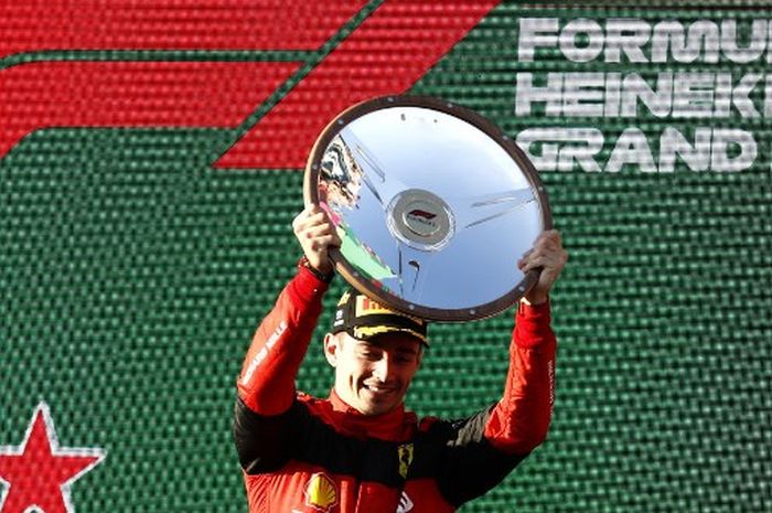 Pembalap Ferrari, Charles Leclerc, berpose setelah menjuarai Formula 1 (F1) GP Australia di Sirkuit Melbourne, Minggu (10/4/2022)