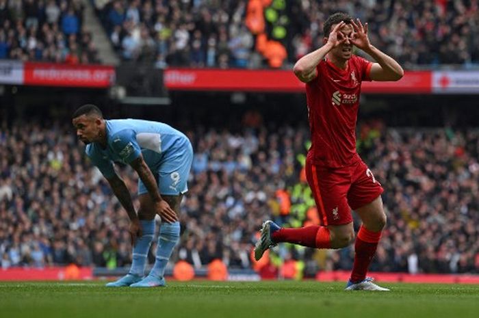 Diogo Jota (kanan) merayakan gol dalam duel Liga Inggris antara Manchester City vs Liverpool di Etihad Stadium (10/4/2022).