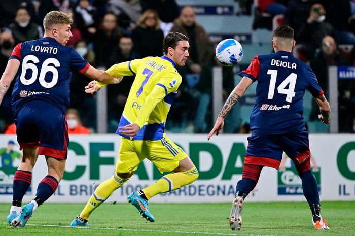 Penyerang Juventus, Dusan Vlahovic, dikepung dua pemain Cagliari dalam lanjutan laga pekan ke-32 Liga Italia 2021-2022.