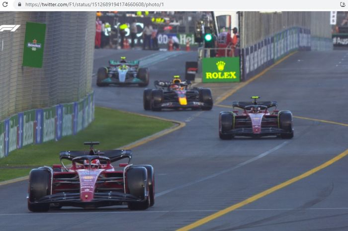 Pembalap Ferrari, Charles Leclerc, memimpin kerumunan pembalap yang keluar dari pitlane pada sesi kualifikasi F1 GP Australia 2022 yang berlangsung di Sirkuit Albert Park, Melbourne, Australia, Sabtu (9/4/2022).