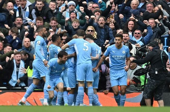 Para pemain Manchester City merayakan gol ke gawang Liverpool dalam duel Liga Inggris di Etihad Stadium (10/4/2022).