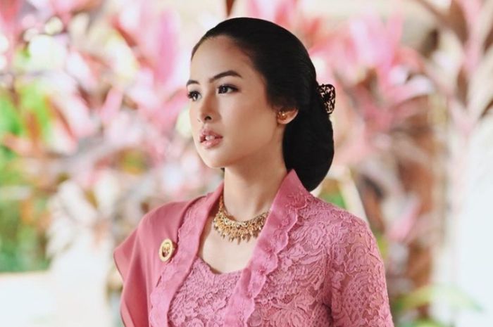 Ayu Banget! Penampilan Manis dan Elegan Maudy Ayunda Pakai Kebaya Pink