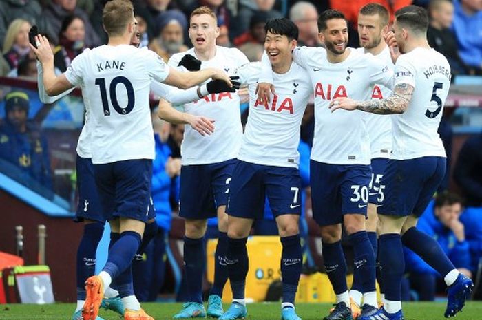 Para pemain Tottenham Hotspur mengerubuti Son Heung-min usai cetak gol ke gawang Aston Villa dalam duel Liga Inggris di Villa Park, Birmingham (9/4/2022).