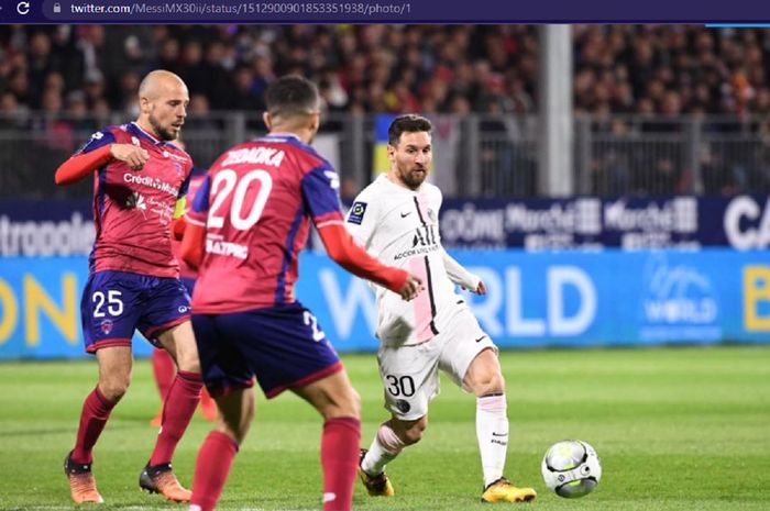 Megabintang PSG, Lionel Messi, tiga kali membantu teman-temannya untuk mencetak gol saat melawan Clermont Foot dalam laga pekan ke-31 Liga Prancis di Stade Gabriel Montpied, Sabtu (9/4/2022) atau Minggu dini hari WIB. 