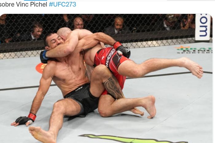Mark Madsen (merah) mengalahkan Vinc Pichel di UFC 273, Minggu (10/4/2022) WIB di Jacksonville, Amerika Serikat.