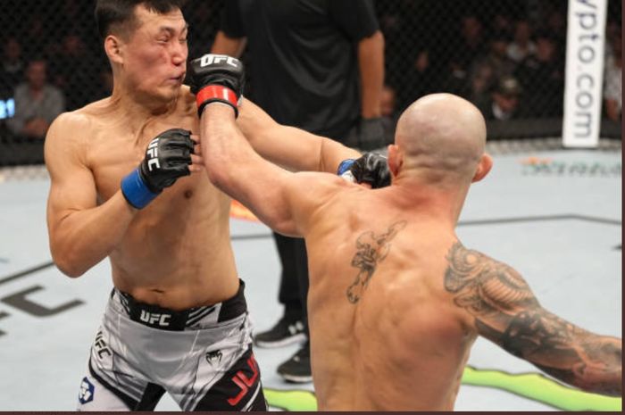 Zombi Korea dibikin babak belur oleh juara kelas bulu, Alexander Volkanovski, dalam laga utama UFC 273, Minggu (10/4/2022) WIB di Jacksonville. 
