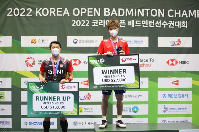 Pebulu tangkis tunggal putra Indonesia, Jonatan Christie (kiri) menjadi runner-up Korea Open 2022 di Palma Stadium, Suncheon, Minggu (16/4/2022).