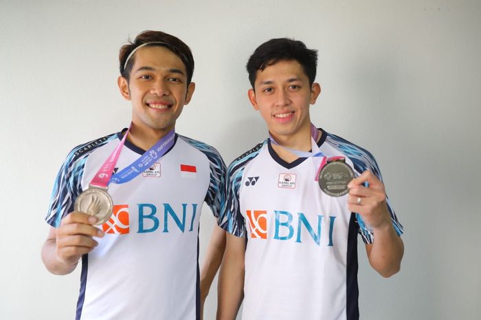 Pasangan ganda putra Indonesia, Fajar Alfian/Muhammad Rian Ardianto, setelah bertanding pada final Korea Open 2022 di Palma Stadium, Suncheon, Minggu (10/4/2022).