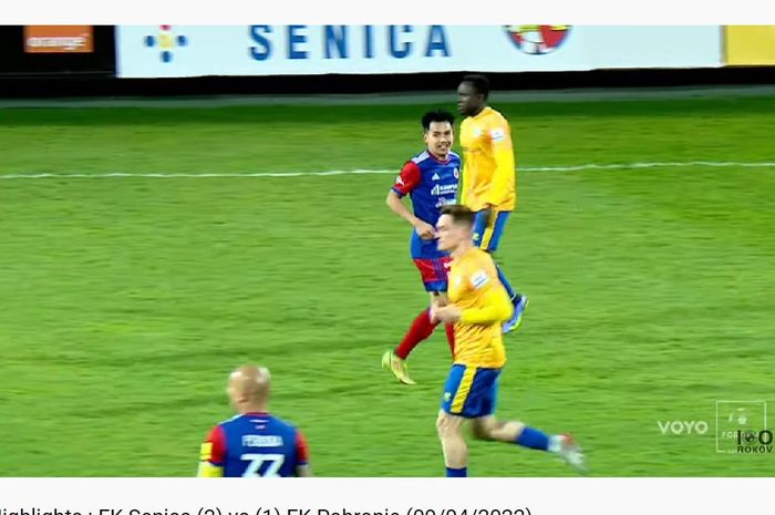 Witan Sulaeman saat pertandingan FK Senica versus FK Pohronie dalam laga lanjutan babak relegation round Liga Slovakia 2021/2022, 9 April 2022.