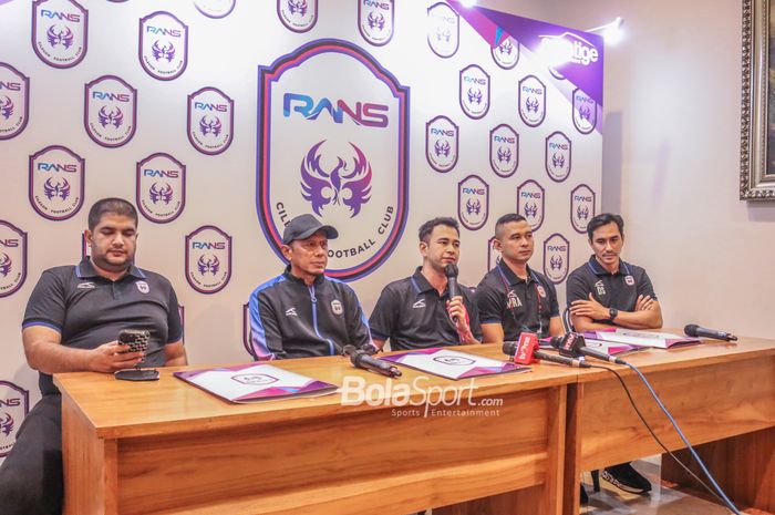 Suasana jumpa pers RANS Cilegon FC memperkenalkan Rahmad Darmawan sebagai pelatihnya di Nims Kaffe, Melawai, Jakarta, 11 April 2022.