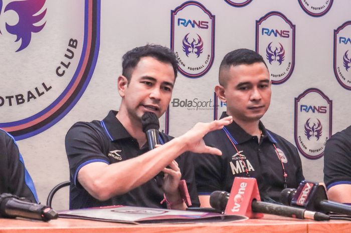 Chairman RANS Cilegon FC, Raffi Ahmad (kiri), sedang memberikan keterangan kepada awak media dan ditemani Rofi Ardian (kanan) selaku Presiden RANS Cilegon FC di Nims Kaffe, Melawai, Jakarta, 11 April 2022.