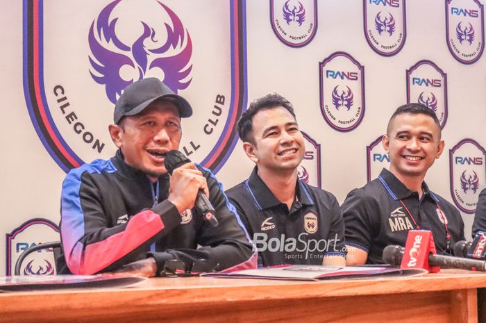 Pelatih RANS Cilegon FC, Rahmad Darmawan, sedang memberikan kata sambutan yang ditemani Raffi Ahmad (chairman RANS Cilegon FC) dan Roofi Ardian (Presiden RANS Cilegon FC) dalam jumpa pers di Nims Kaffe, Melawai, Jakarta, 11 April 2022.