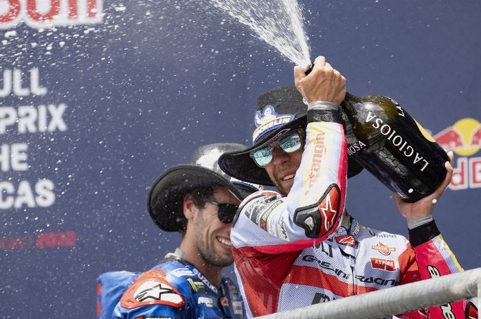 Pembalap Gresini, Enea Bastianini (kanan), merayakan kemenangannya pada MotoGP Americas di Sirkuit Americas, Austin, Amerika Serikat, 10 April 2022.
