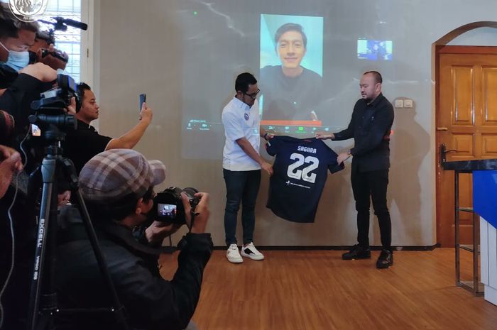 Arema FC resmi mendatangkan Hanis Sagara untuk Liga 1 musim depan.