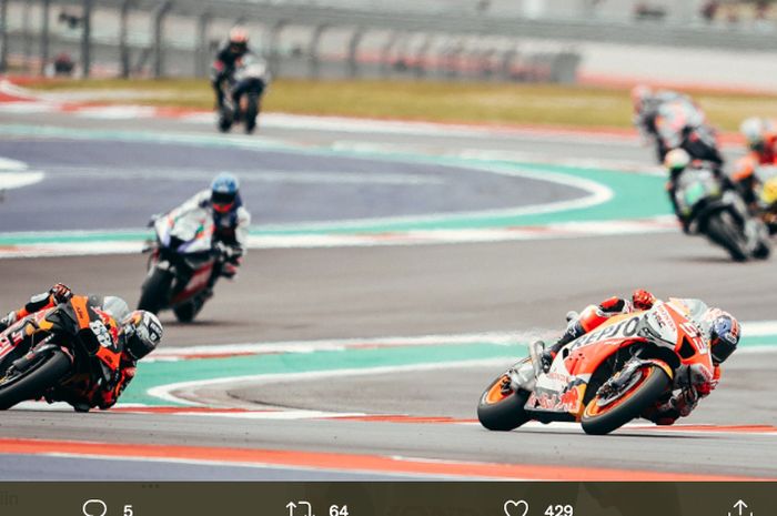Pembalap Repsol Honda) Marc Marquez (di depan) saat tampil pada balapan seri keempat MotoGP Americas 2022 di Circuit of The Americas COTA, Austin, Texas, Senin (11/4/2022).