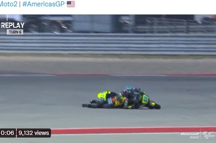 Momen murid Valentino Rossi, Celestino Vietti, terjatuh dari motornya pada Moto2 Amerika 2022, Minggu malam (10/4/2022) WIB.