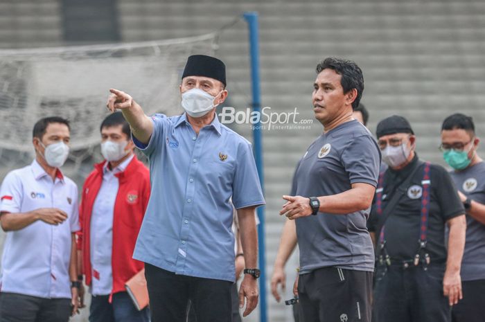 Ketua Umum PSSI, Mochamad Iriawan (kanan), sedang memberikan intruksi dalam latihan timnas U-23 Indonesia yang ditemani Bima Sakti (kiri) di Stadion Madya, Senayan, Jakarta, 12 April 2022.