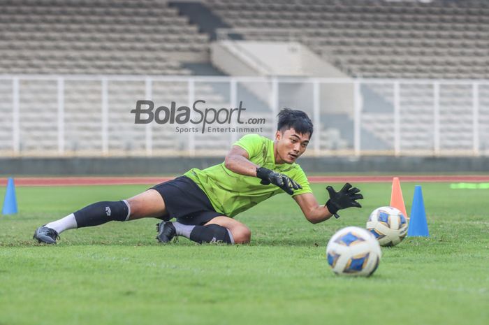 Kiper timnas U-23 Indonesia, Ernando Ari Sutaryadi, sedang menangkap bola dalam latihannya di Stadion Madya, Senayan, Jakarta, 12 April 2022.