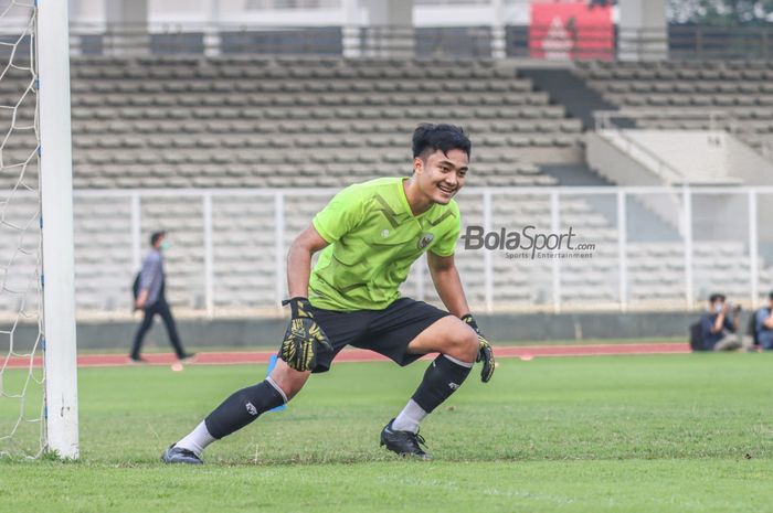 Kiper timnas U-23 Indonesia, Ernando Ari Sutaryadi, nampak sumringah dalam latihannya di Stadion Madya, Senayan, Jakarta, 12 April 2022.