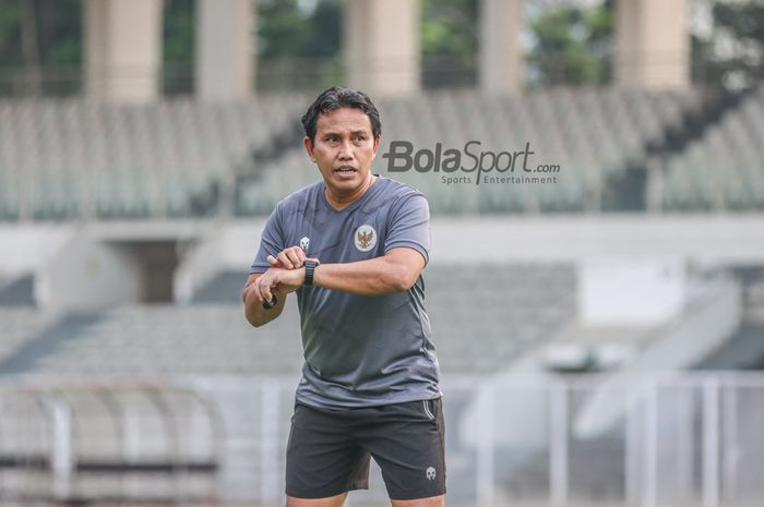 Asisten pelatih timnas U-23 Indonesia, Bima Sakti, sedang mengawasi para pemainnya saat latihan di Stadion Madya, Senayan, Jakarta, 12 April 2022.