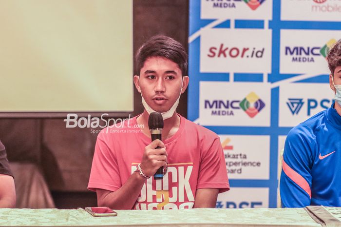 Pemain Bali United U-18, Made Tito, sedang memberikan keterangan awak media di Hotel Shangri-La, Jakarta, 12 April 2022.