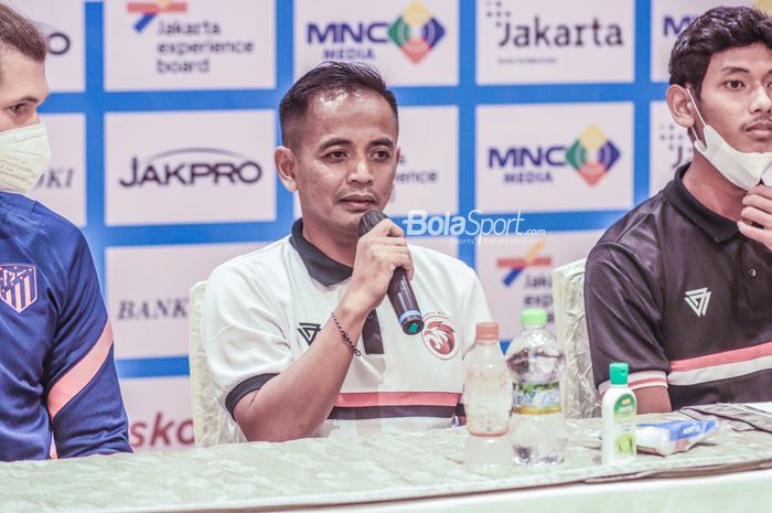 Pelatih Indonesia All Star, Ilham Ramadona, sedang memberikan keterangan kepada awak media di Hotel Shangri-La, Jakarta, 12 April 2022.