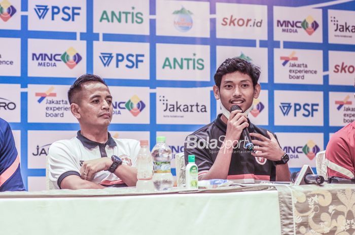 Pemain Indonesia All Star, Salman Alfarid (kanan), sedang memberikan keterangan kepada awak media dan ditemani sang pelatih bernama Ilham Ramadona (kiri) di Hotel Shangri-La, Jakarta, 12 April 2022.